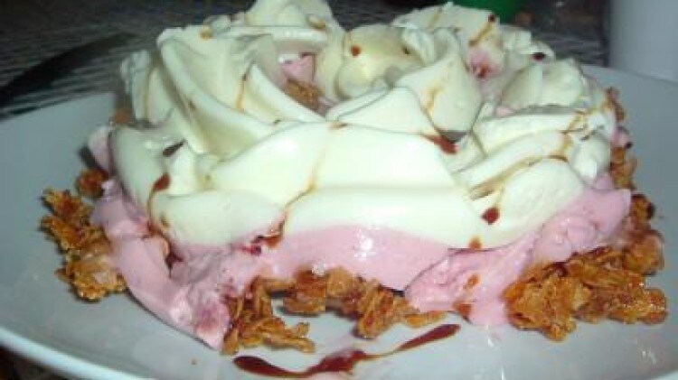Torta fredda con yogurt, fragole e corn flakes croccante