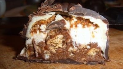 Cioccolatini ripieni di nocciole, panna e nutella