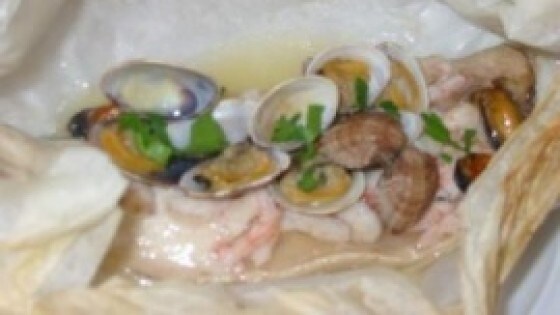 Spigola al cartoccio con cozze vongole e gamberetti