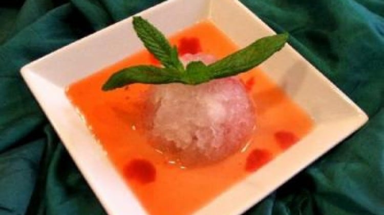 Sorbetto di limone con fragole marinate e gelatina d'arancio rosso.