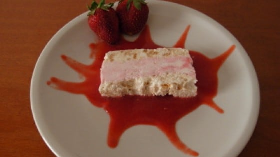 Semifreddo alle fragole con biscotti