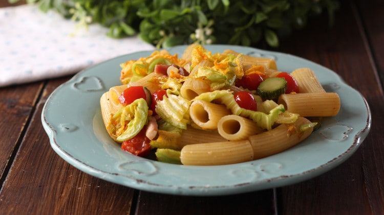 Rigatoni con zucchine e fiori di zucca, ricetta buona e semplice  --- (Fonte immagine: https://cdn.cook.stbm.it/thumbnails/ricette/2/2126/hd750x421.jpg)