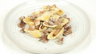 Conchiglioni con ragù di pollo ai finferli