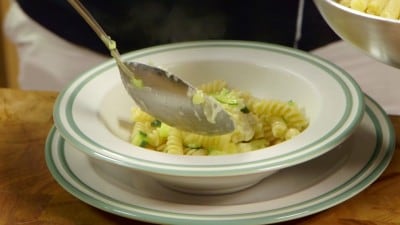 Fusilli con zucchine e porri mantecati al brie | Cookaround