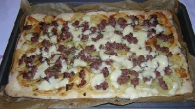 Pizza con patate, salsiccia piccante e rosmarino