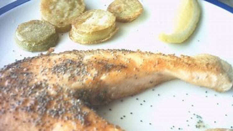 Salmone ai semi di papavero con pomodori verdi fritti