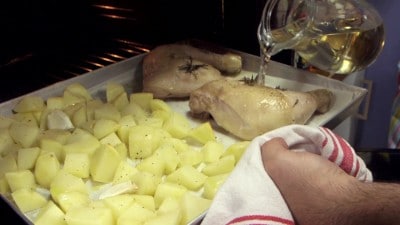 Pollo al forno al vino bianco con patate | Cookaround