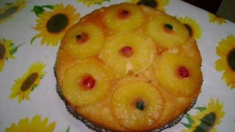 Torta all' ananas con ciliegine