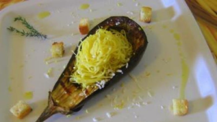 Maccheroncini di Campofilone in barchetta di melanzana