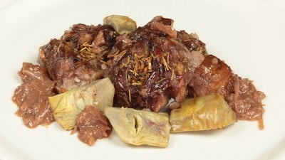 Agnello arrosto con aglio e carciofi