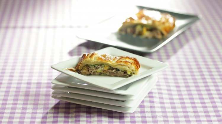 Strudel con lesso, peperoncino, yogurt e zucchine