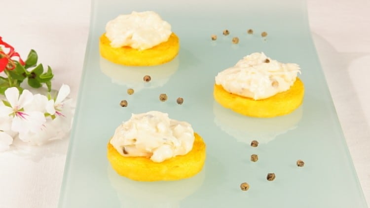 Dischetti di polenta croccanti con crema allo stracchino e pepe verde: Ricette di Cookaround  | Cookaround