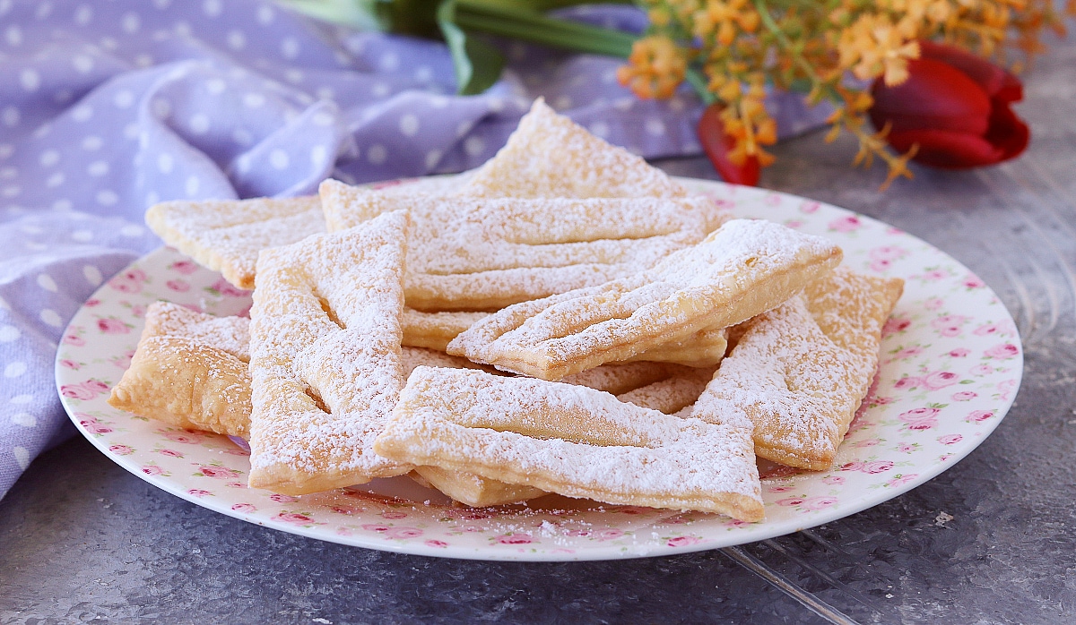 Chiacchiere di carnevale fritte, croccanti e golosissime