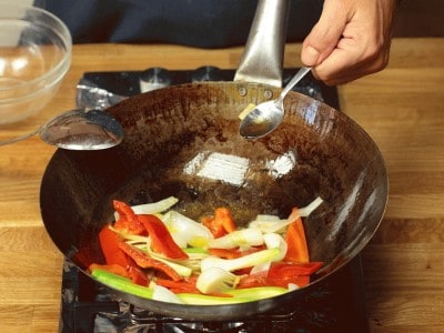 Spaghetti di soia con gamberetti e verdure