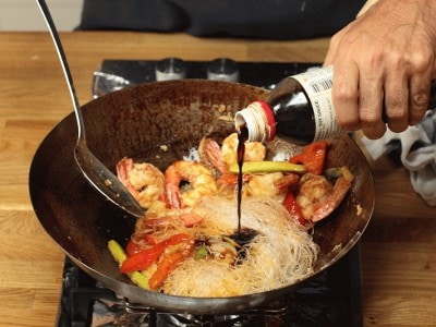 Spaghetti di soia con gamberetti e verdure