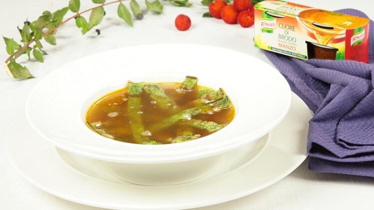 Tagliatelle di crespelle verdi in brodo