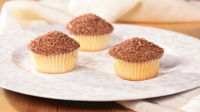 Cupcakes bianchi con copertura cremosa al cioccolato