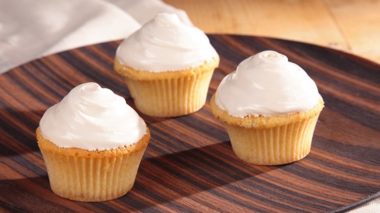 Cupcakes gialli con copertura spumosa al butterscotch