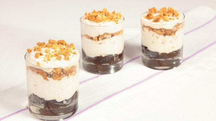Zuppa inglese alle prugne e amaretti