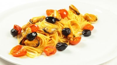 Spaghetti cozze ed olive nere