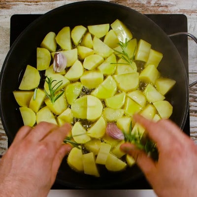 Patate in padella: ricetta semplice, Patate, aglio e rosmarino