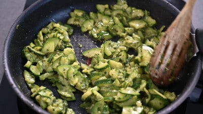 FRITTATA DI ZUCCHINE IN PADELLA, saporita, morbida, facile e veloce