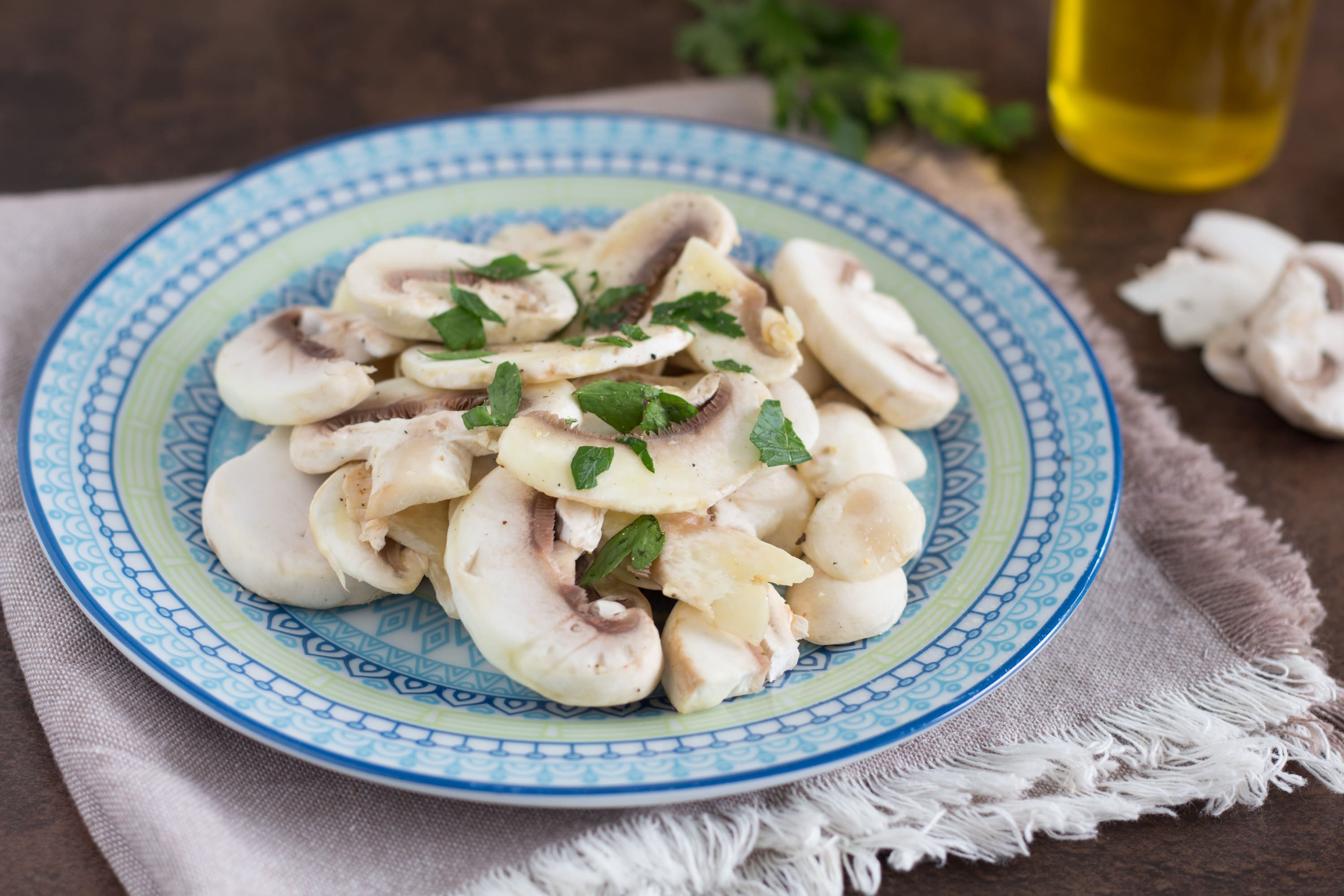 Insalata di funghi con pomodori secchi e noci, ricetta semplice ...