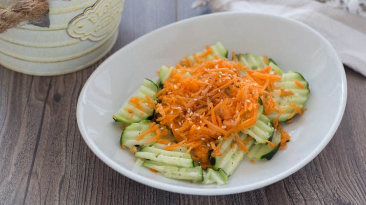 Insalata di carote e cetrioli, ricetta fresca e fit 