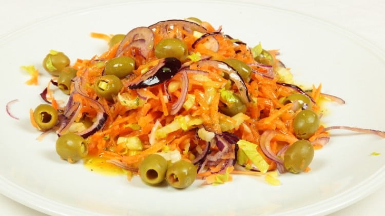 Insalata di carote e sedano alle olive