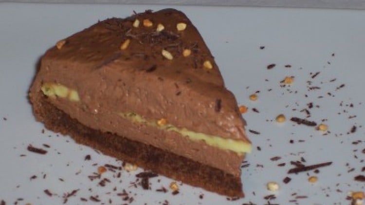 Torta multistrato di cioccolato e crema di vaniglia