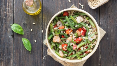Insalata di orzo con gamberi e verdure