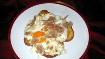 Crostoni di uova e tartufo bianco