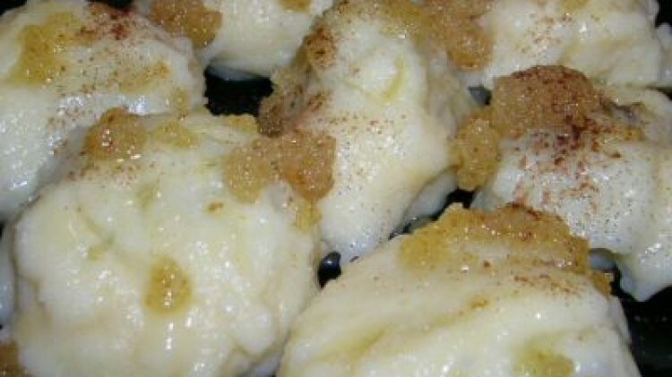 Gnocchi di prugne con pangrattato caramellato alla cannella
