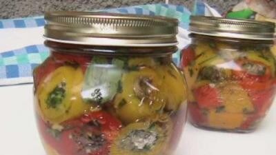 Rotolini di peperoni ripieni sott'olio