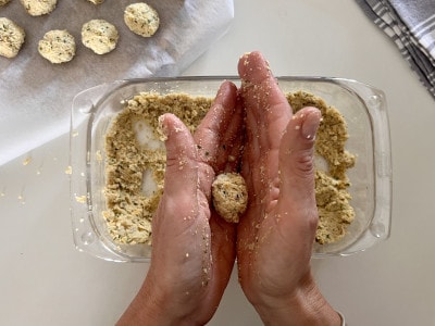 FALAFEL solo 2 ingredienti . Trita 1/2 cipolla poi unisci 1 scatoletta