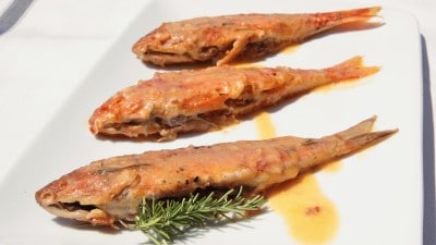 Pesce fritto e marinato alla greca