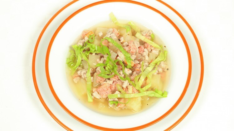 Kaeng chud saku zuppa di granchio e maiale in stile thai