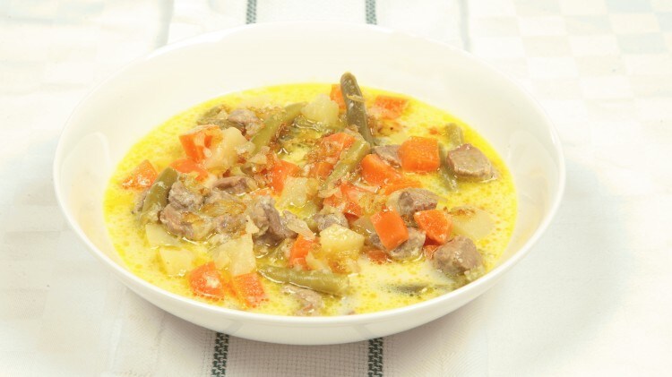 Sajur kare zuppa con curry indonesiana