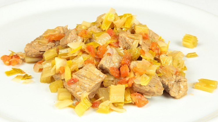 Kreas me chortarikà - Vitello stufato con sedano e porri