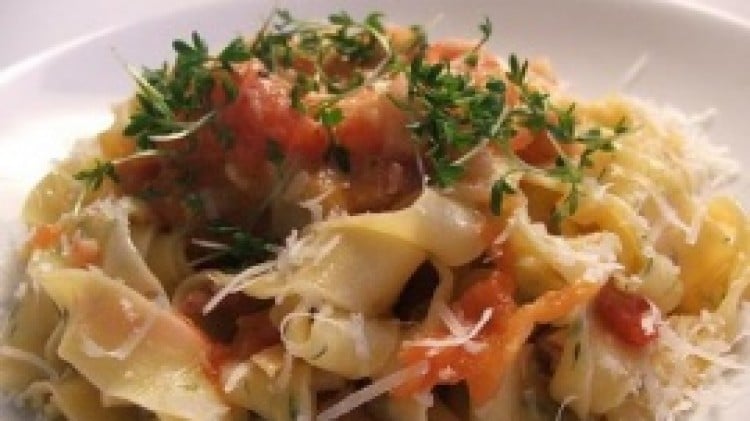 Tagliatelle con crescione e speck