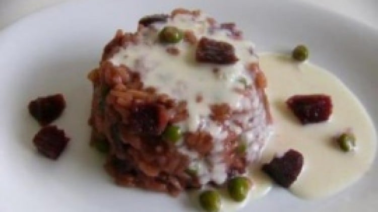 Risotto di barbabietola e piselli con salsa di gorgonzola