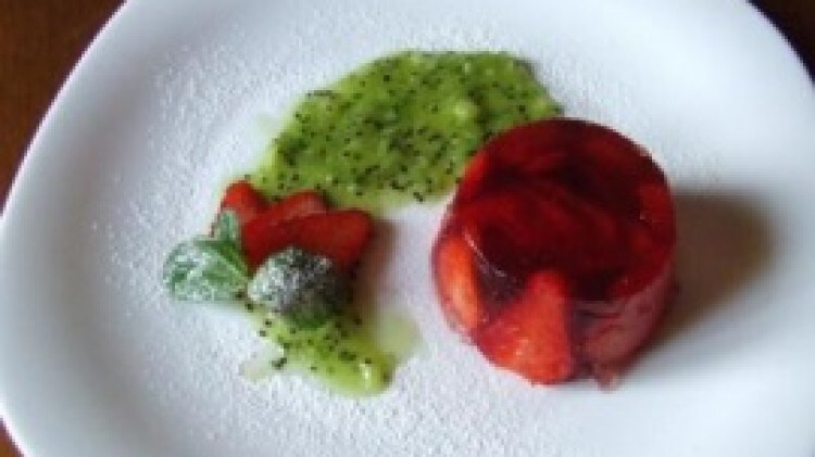 Aspic di fragole al maraschino con salsa di kiwi e menta
