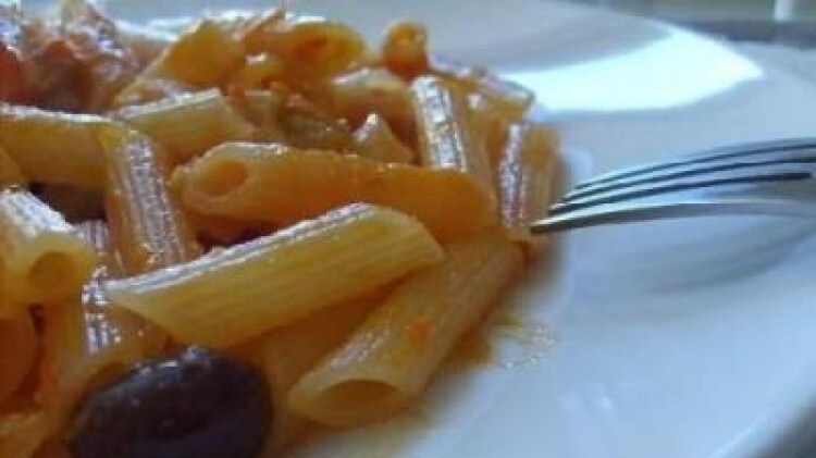 Pennette di mais con crema di pomodoro olive taggiasche e fiori di zucca