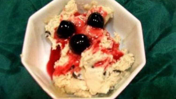 Gelato di banana e gocce di cioccolato guarnito all'amarena