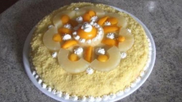 Torta mimosa con ananas e pesche