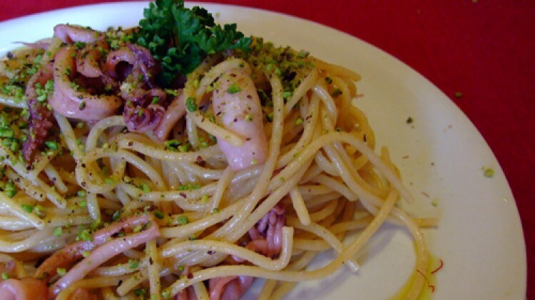 Spaghetti semi-integrali ai calamari e pistacchi con olio aromatizzato allo zenzero