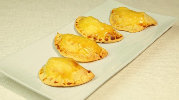 Pastelillos de pescado calzoncini di pesce cotti in forno in stile argentino