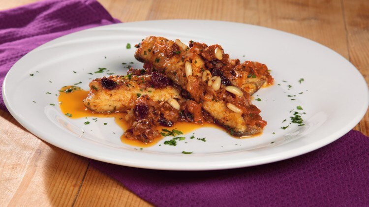 Pescado con pasas y piñones Pesce con pinoli e uvetta