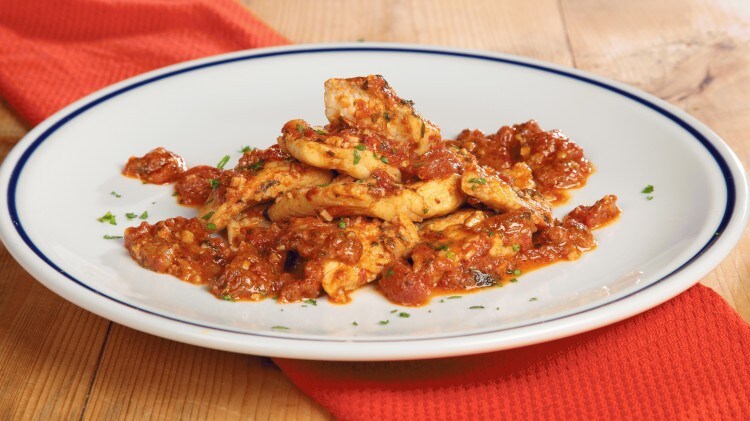 Suquillo pesce con pomodori e paprika