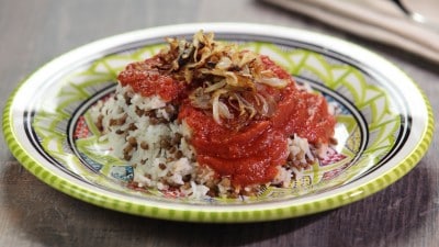 Lenticchie e riso con una salsa piccante al pomodoro | Kosheri